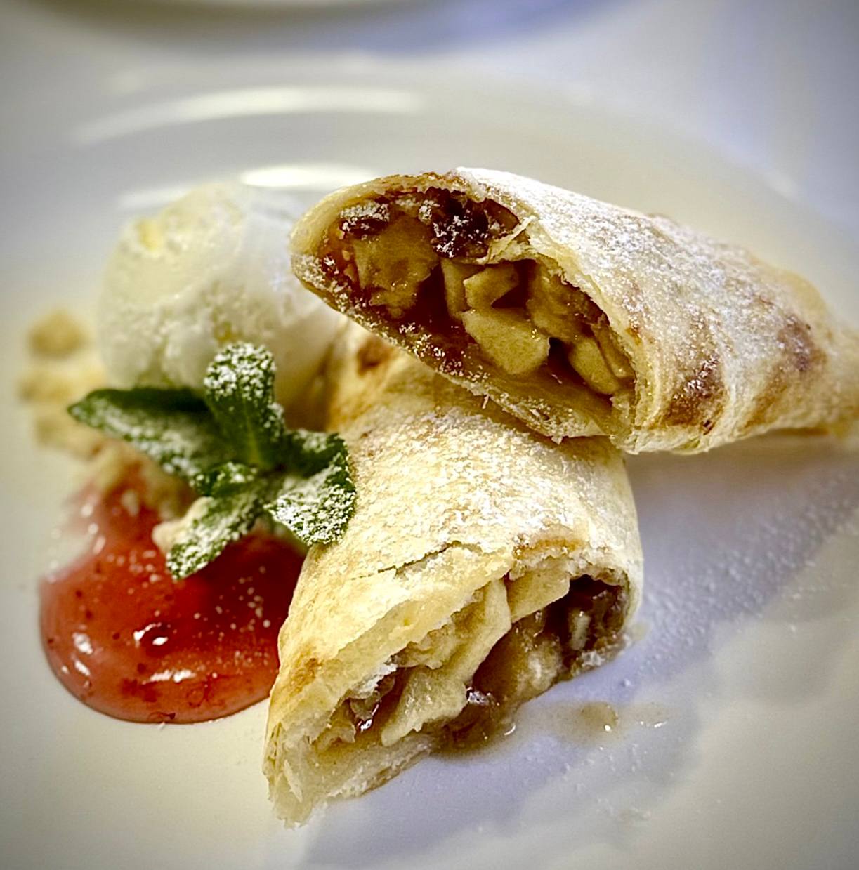 Strudel apple with ice cream