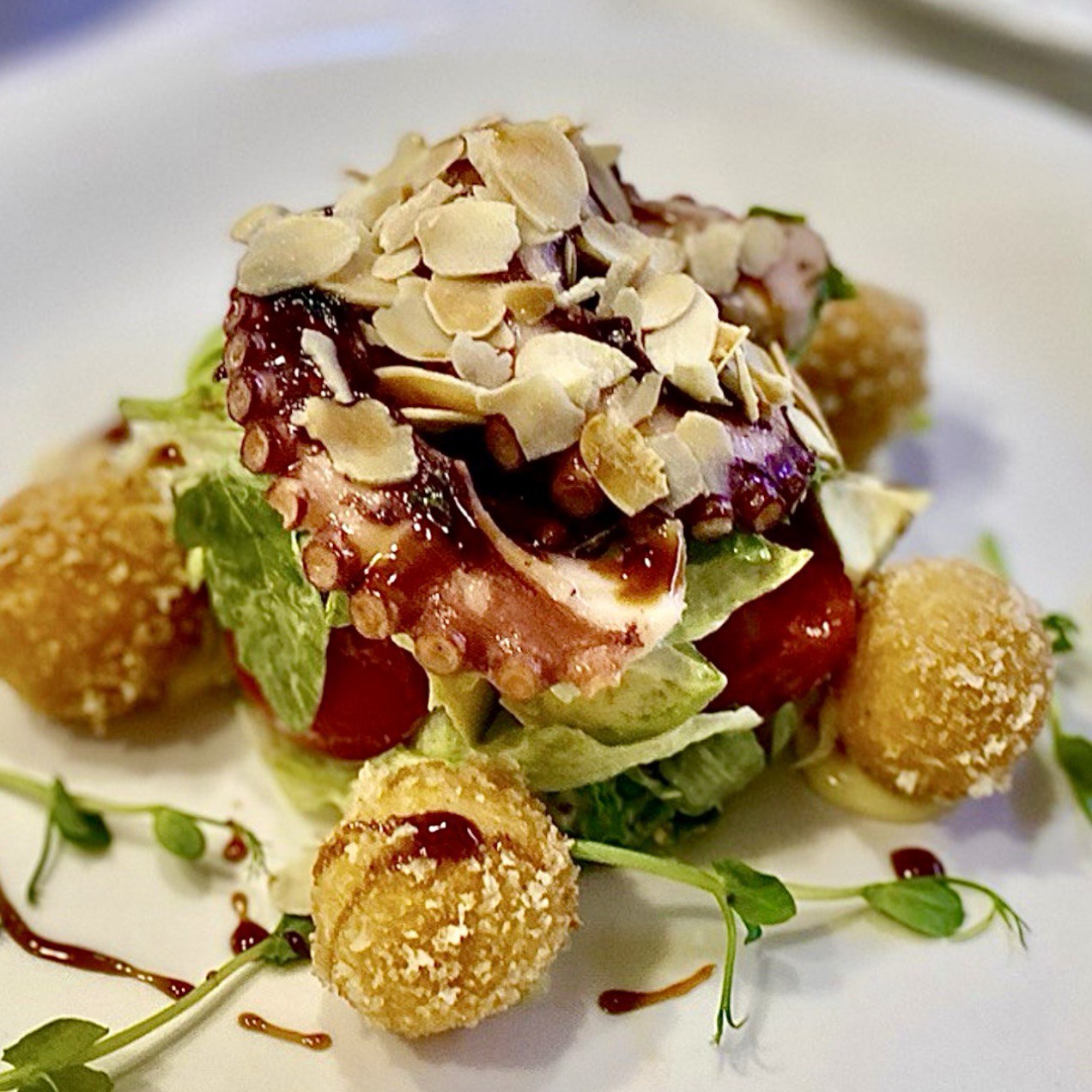 Salad with octopus and cheese croquettes 250g