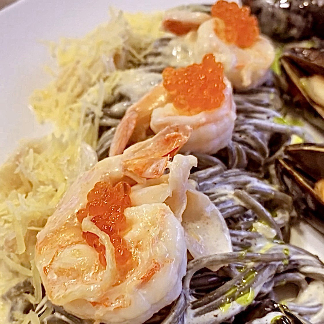 Pasta with cuttlefish ink and seafood 250g