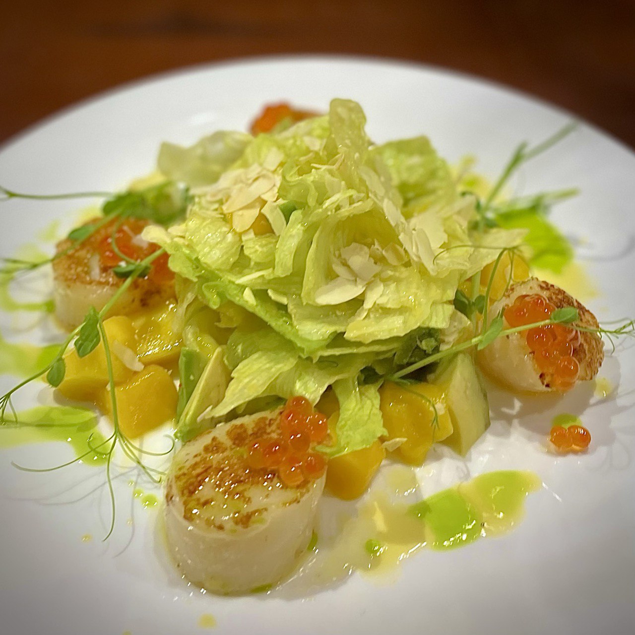 Salad with mango and scallop