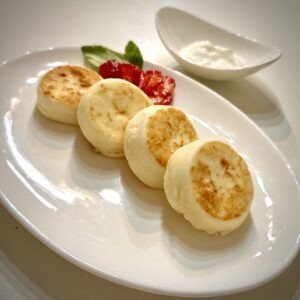 Сырники со сметаной и джемом